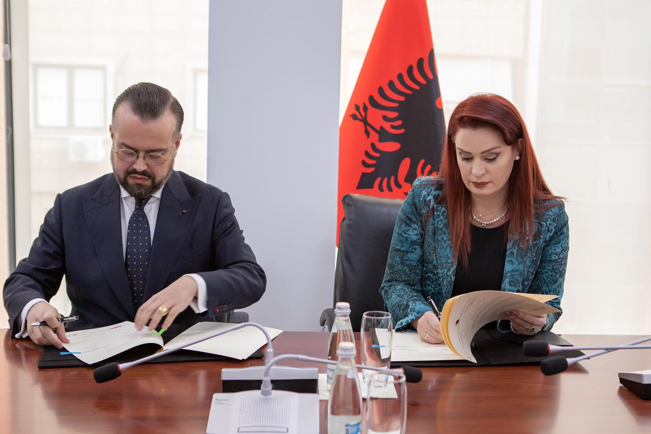 Nënshkrimi i marrëveshjes nga Tomi Frashëri dhe Armela Krasniqi